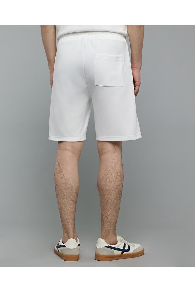 شورت رجالي بلون عاجي سادة مع رباط عند الخصر - 4