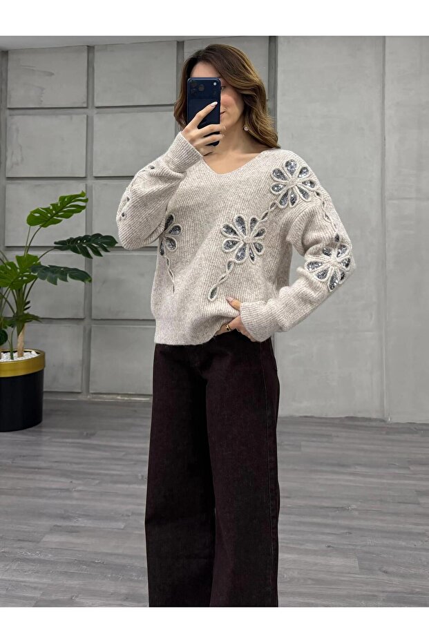Pullu Çiçek İşlemeli V Yaka Kazak 7718 Bej - 3