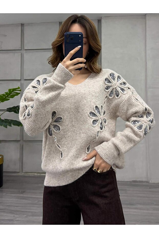 Pullu Çiçek İşlemeli V Yaka Kazak 7718 Bej - 2