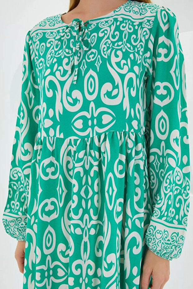 فستان طويل من الفسكوز منقوش باللون الأخضر إكرو 1947 - 4