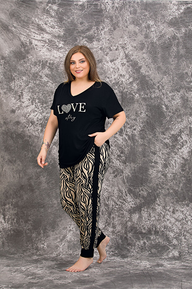 طقم بيجامة كبير الحجم بنقشة وياقة على شكل V وأكمام قصيرة - 1