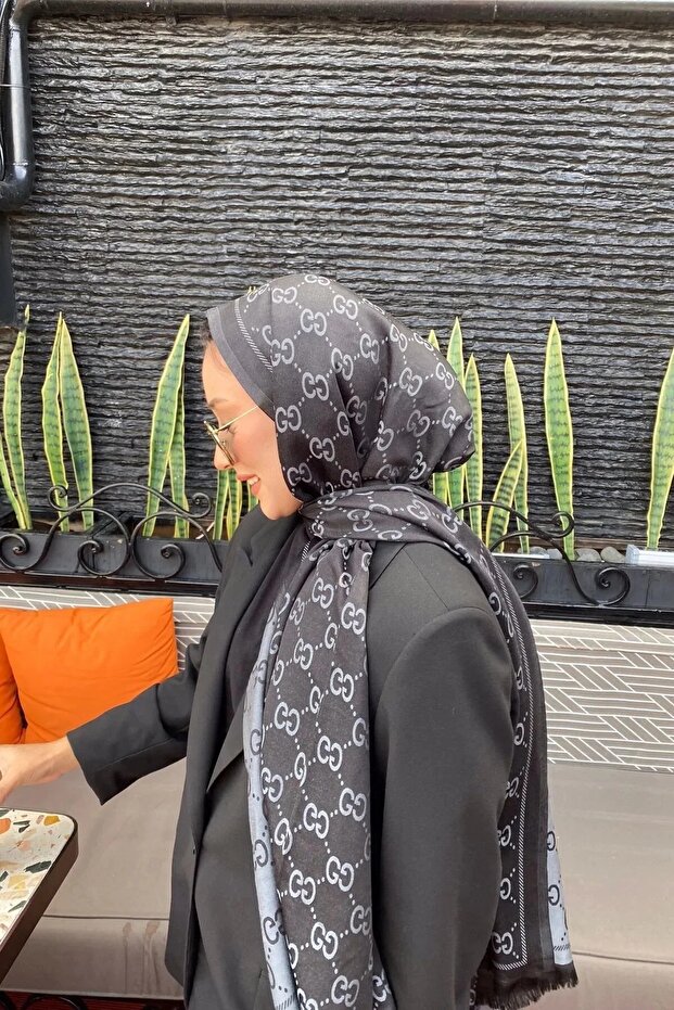 شال رقيق بنمط G ذو ملمس حريري على الوجهين