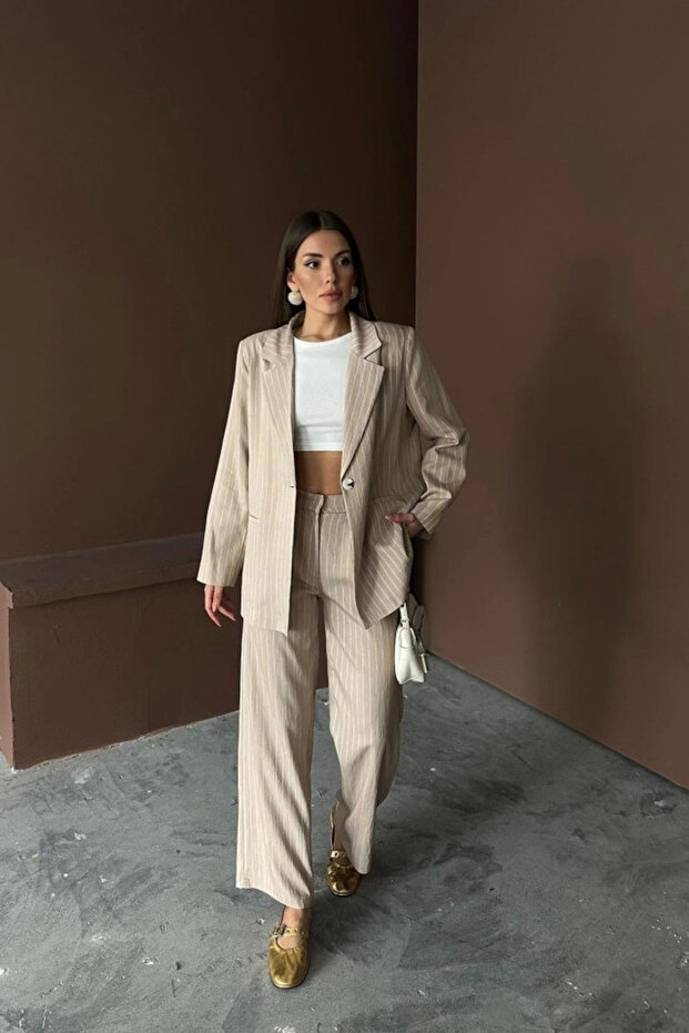 طقم جاكيت وبنطلون مخطط باللون البيج - 1