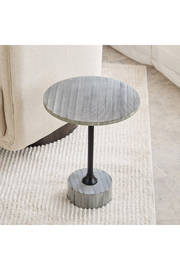 طاولة جانبية من الراتنج الفاخر من فيندرا سيتيريا - 2