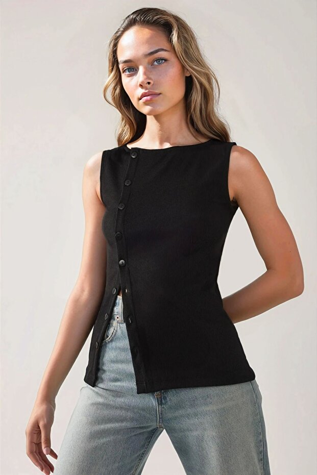 بلوزة مضلعة غير متماثلة بأزرار - 5