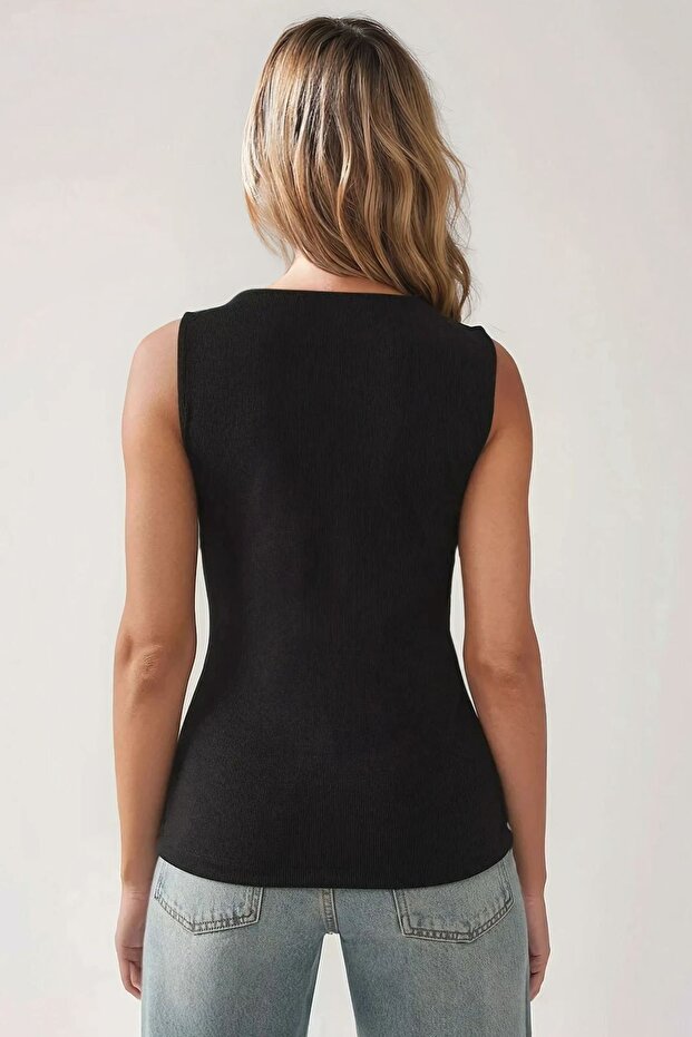 بلوزة مضلعة غير متماثلة بأزرار - 4