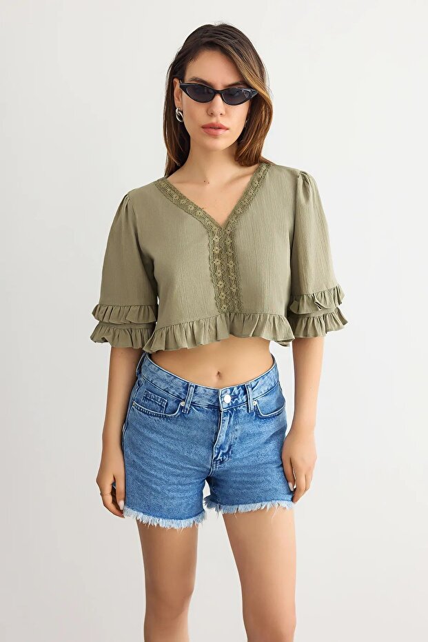 بلوزة مقصوصة بياقة على شكل حرف V - 1