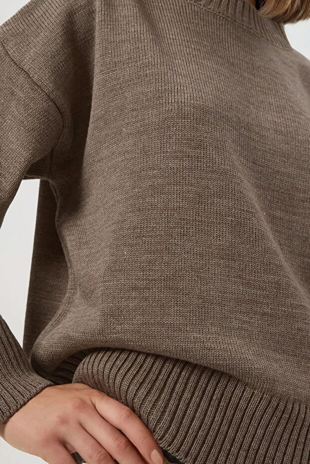 Comfortable round neck sweater - 4