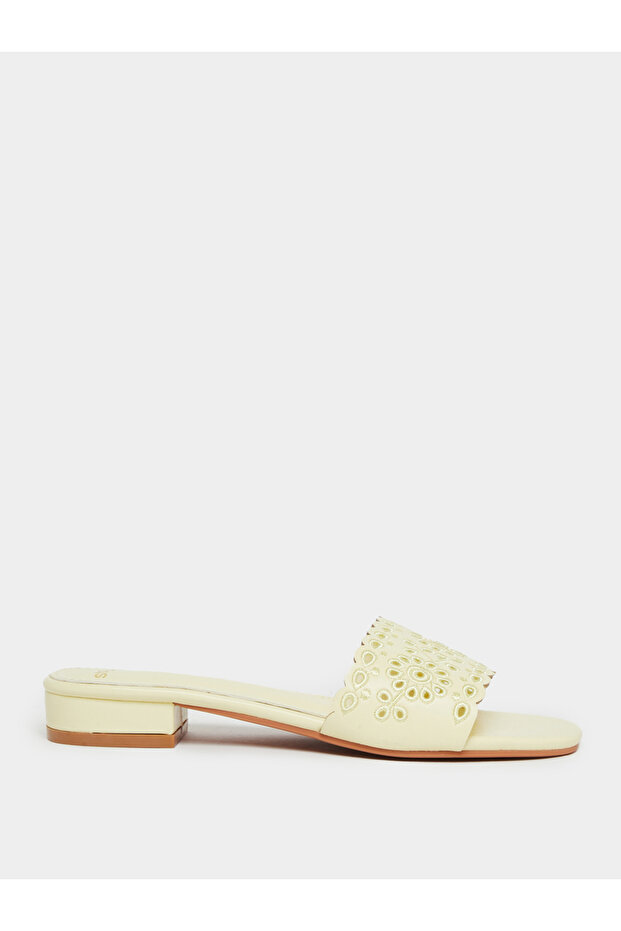 صندل مفتوح من الأمام بحزام مطرز - 1