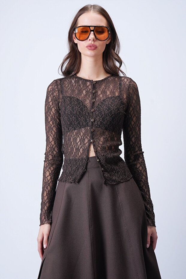 بلوزة دانتيل بأزرار بنية اللون - 4