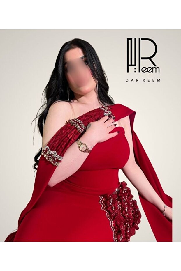 فستان Dar reem الأحمر القاني بالكريستال اليدوي