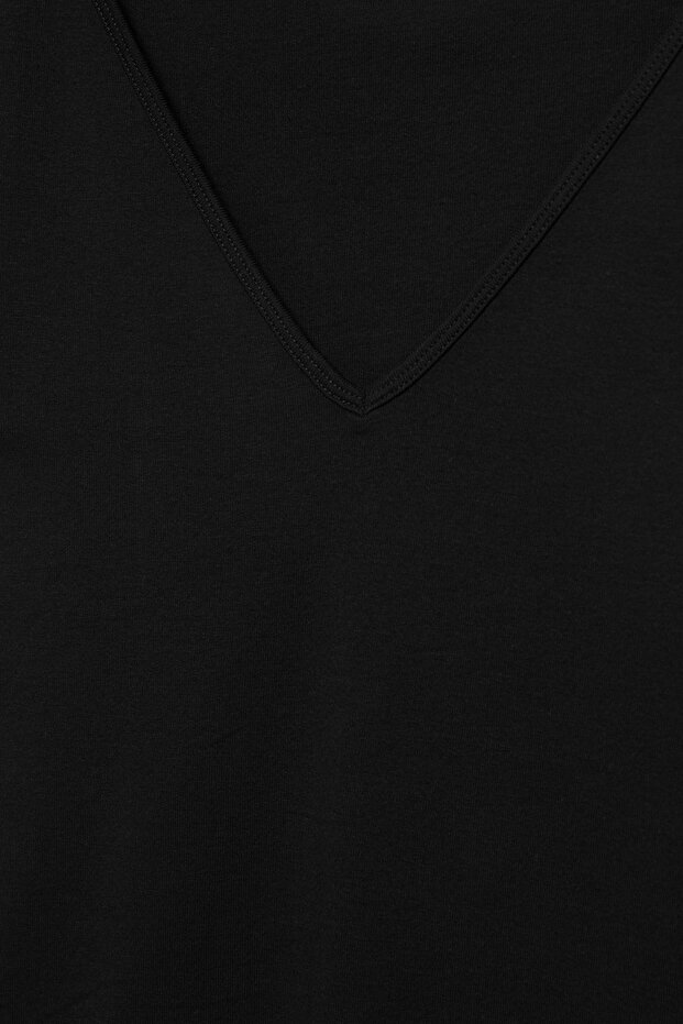 تي شيرت بفتحة رقبة على شكل حرف V - 3