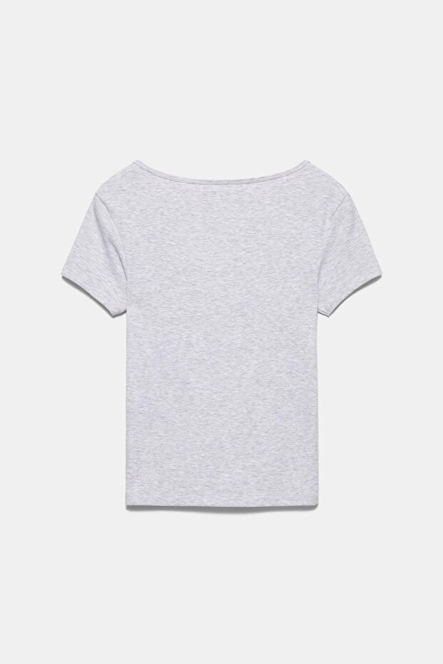 تي شيرت بفتحة رقبة على شكل حرف V - 2