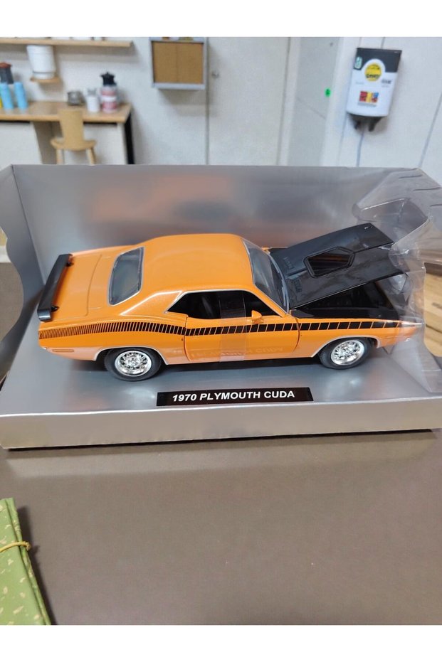 Collectible 1:25 Classic American Cars 1970 Plymouth Cuda