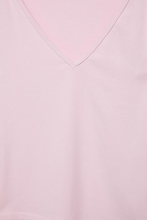 تي شيرت بفتحة رقبة على شكل حرف V - 3