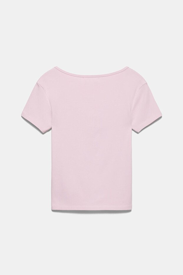 تي شيرت بفتحة رقبة على شكل حرف V - 2