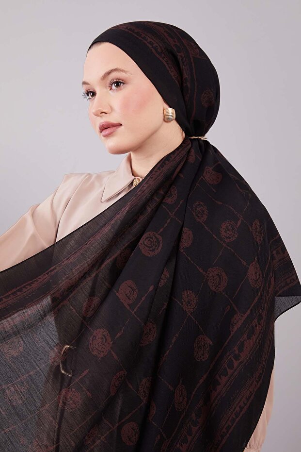 شال حريري من الصوف بنمط دائري باللونين الأسود والبني - 2