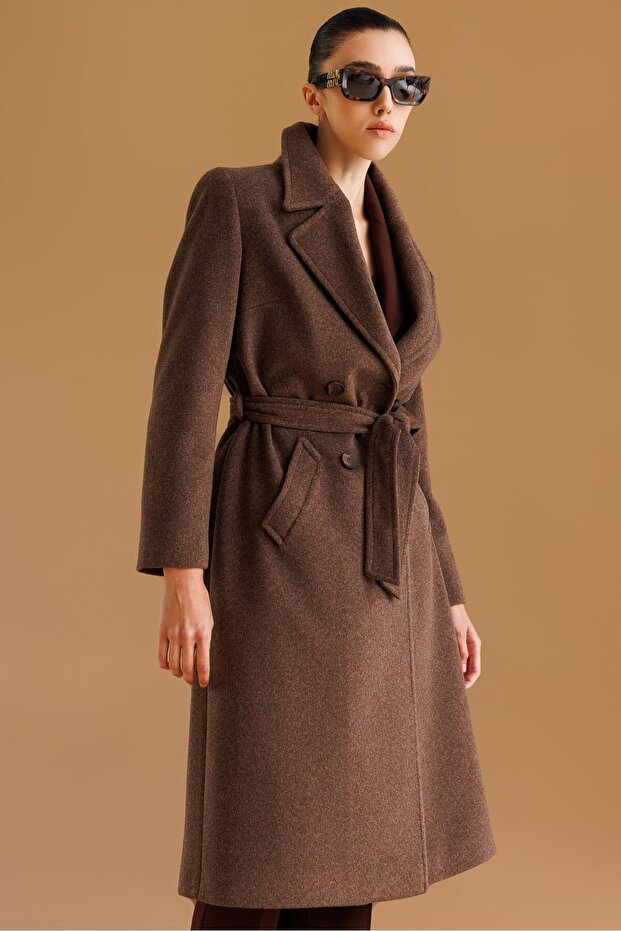 معطف مودالجي بأربعة أزرار وحزام بأزرار على الجهتين باللون البني - 3