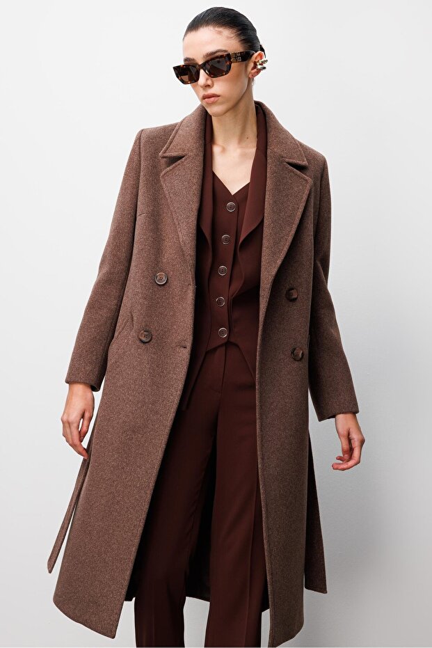 معطف مودالجي بأربعة أزرار وحزام بأزرار على الجهتين باللون البني - 4
