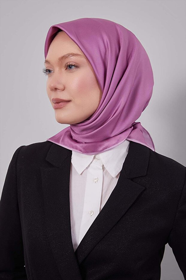 وشاح من نسيج التويل بلون بنفسجي فاتح
