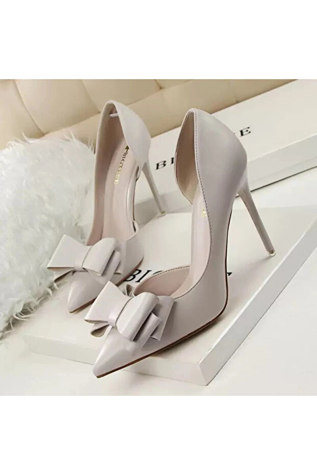 Stiletto shoes with a front bow