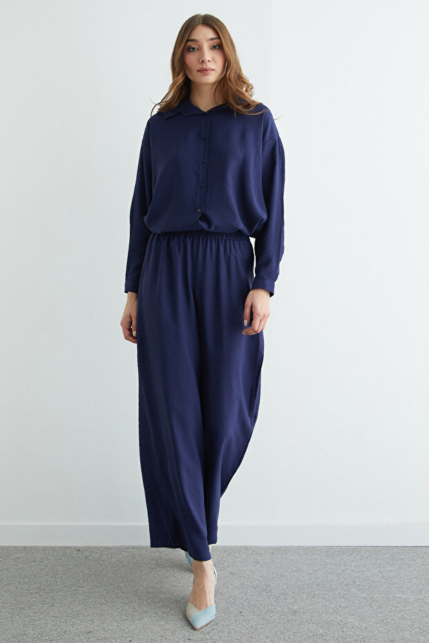 طقم مكون من قطعتين بتصميم كاجوال مع أزرار أساسية وتجاعيد - 6