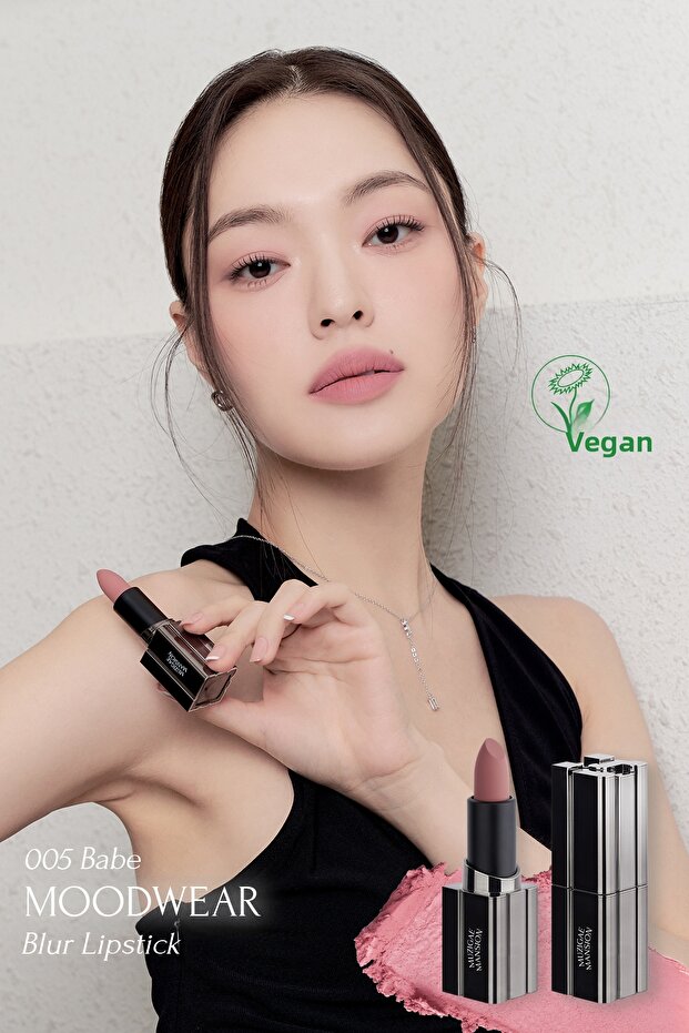 Velvety Lipstick with a Smooth Appearance Moodwear Blur Lipstick (005 Babe)