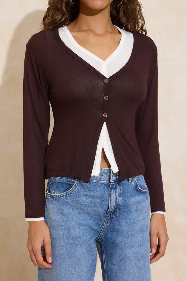 Kahverengi 2'li Takım Fitted/Vücuda Oturan V Yaka Düğmeli Yumuşak Örme Bluz TWOSS26BZ00173 - 3