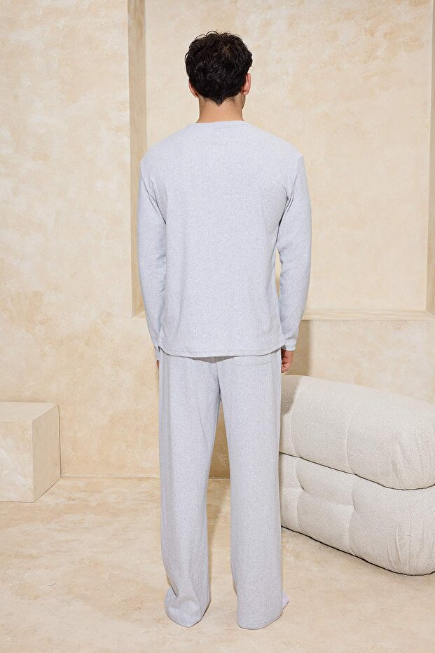 Gri Regular Fit Cepli Etiket Detaylı Yumuşak Tuşeli Kalın Örme Pijama Takımı TMNAW26PT00000 - 4