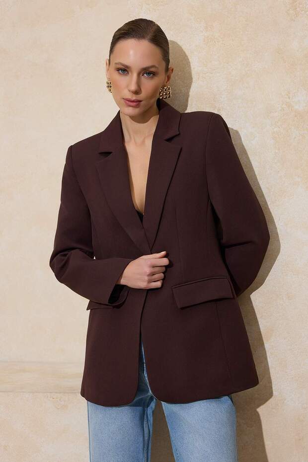 Dunkelbraune gewebte Blazerjacke mit Accessoire-Knöpfen und normaler Passform TWOSS26BC00020 - 5