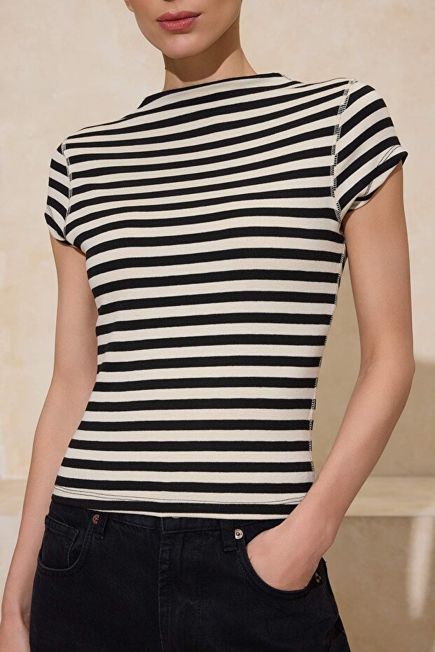 Siyah Çizgili Fitted/Vücuda Oturan Dik Yaka Kısa Kollu Yumuşak Örme Bluz TWOSS26BZ00079 - 3