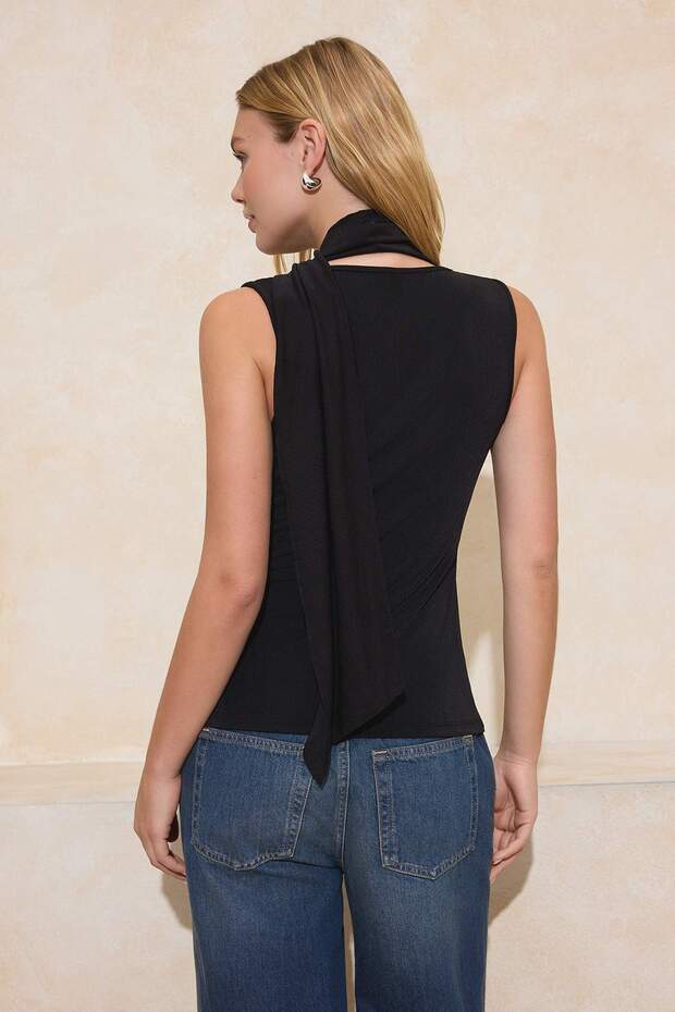 Siyah Fitted/Vücuda Oturan Havuz Yaka Kolsuz Buzzy Örme Bluz TWOSS26BZ00019 - 4