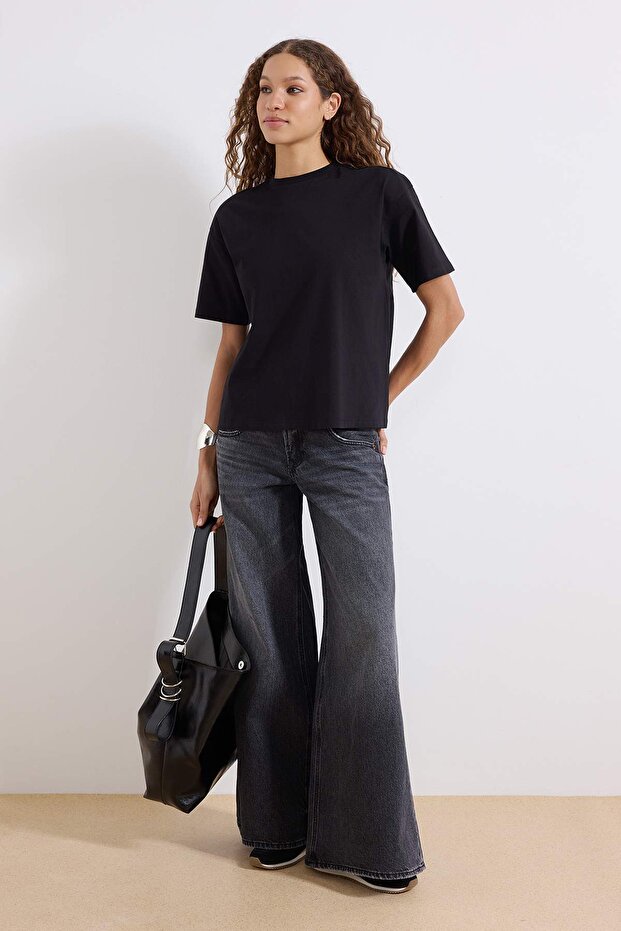 Siyah %100 Süprem Oversize/Geniş Kesim Asimetrik Sırt Detaylı Örme T-Shirt TWOSS25TS00040 - 1