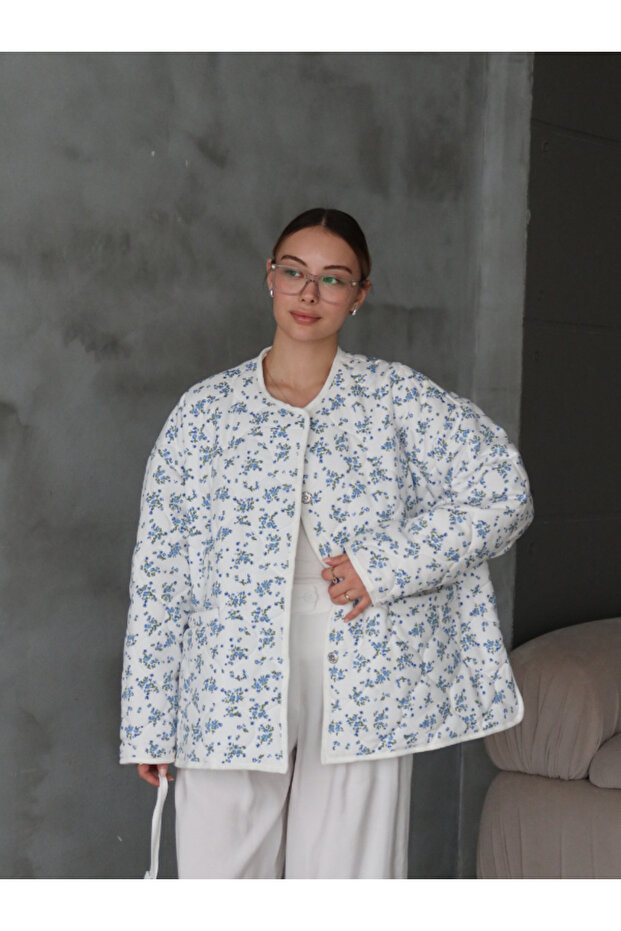 سترة كابيتون كبيرة الحجم مع حقيبة مزينة بالزهور - 2