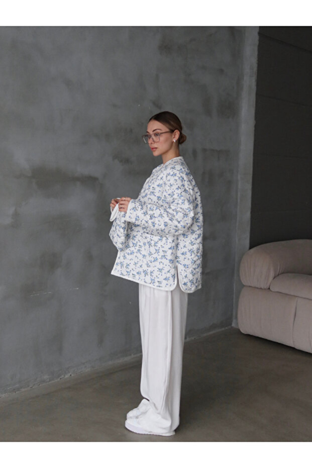 سترة كابيتون كبيرة الحجم مع حقيبة مزينة بالزهور - 4