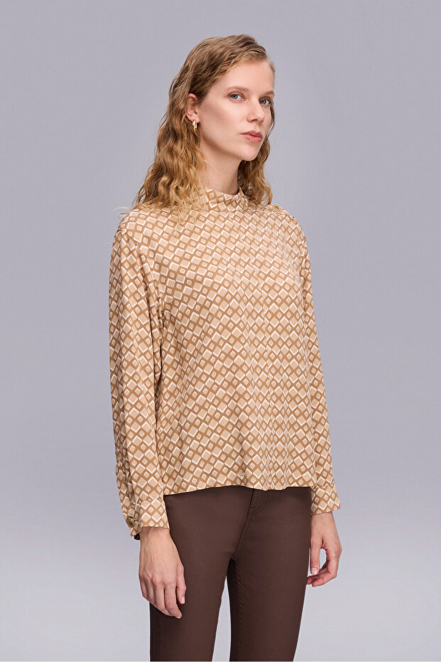 بلوزة مزخرفة بياقة عالية وأزرار على الكتف - 3