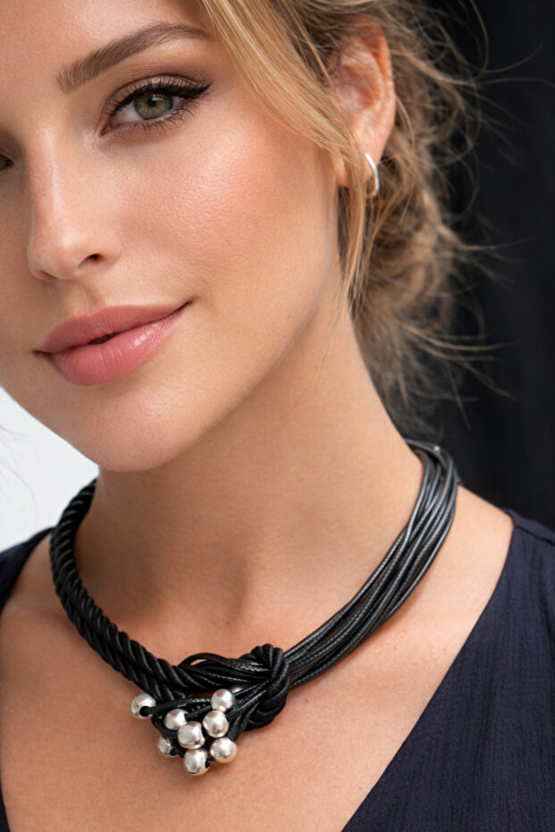 قلادة بوهيمية متعددة الخيوط مع تفاصيل خرز فضية وذهبية