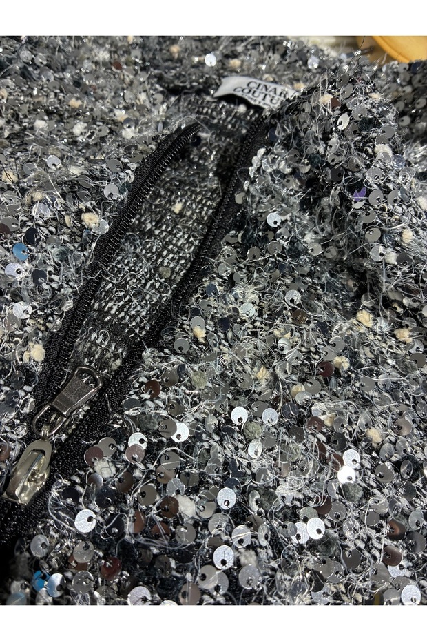 سترة مطرزة بالترتر باللون الرمادي - 5