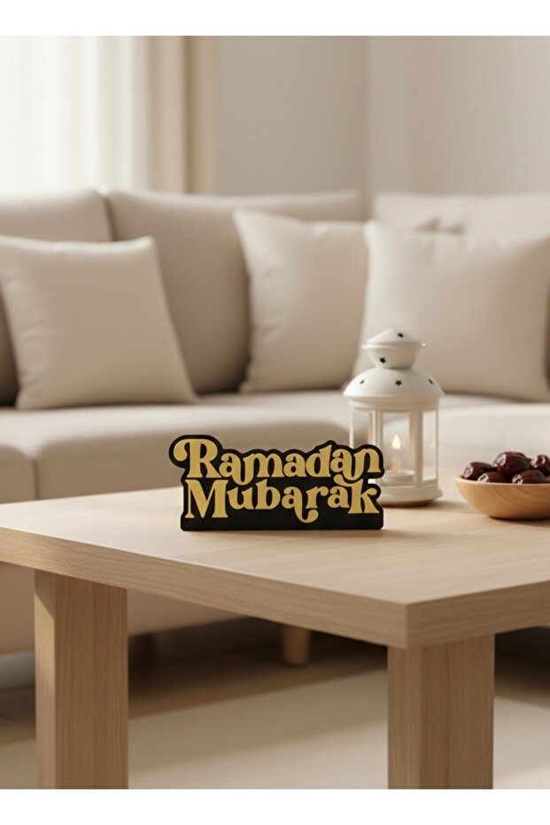 ديكور طاولة بعبارة "رمضان مبارك" بتصميم إسلامي أنيق