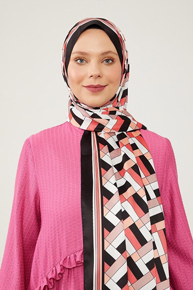 شال مكعب أسود منقوش من Angel - 2