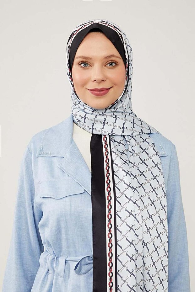 شال ملاك أزرق فاتح مطبوع عليه حرف L