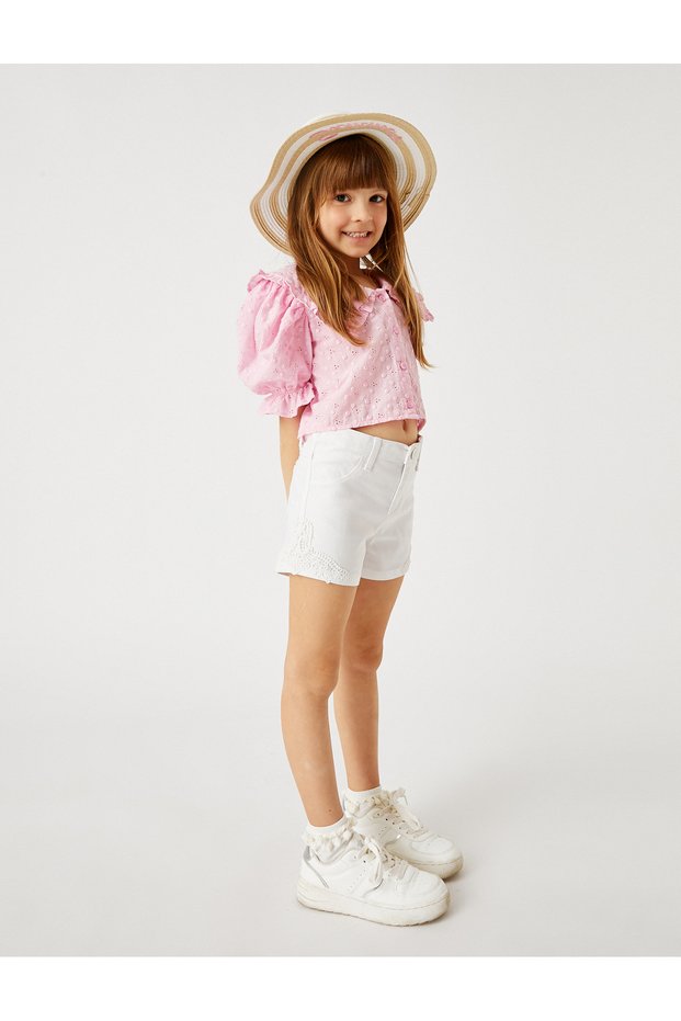 Shorts with Lace Detail on the Sides and Pockets Above the Knee