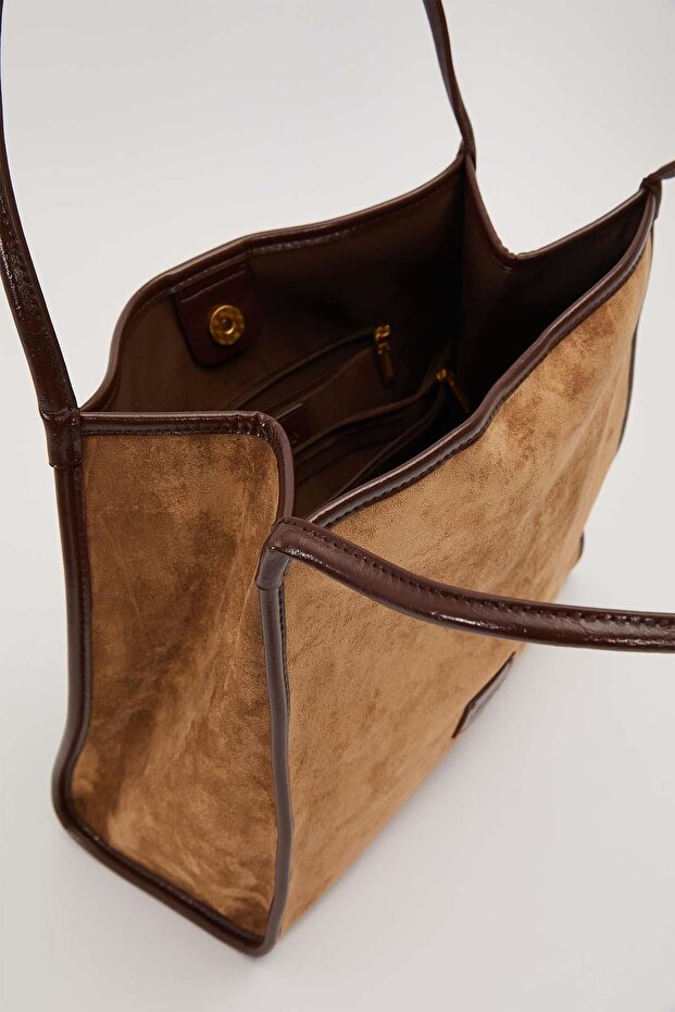 حقيبة كتف واسعة على شكل مستطيل باللون الكاكي - 3