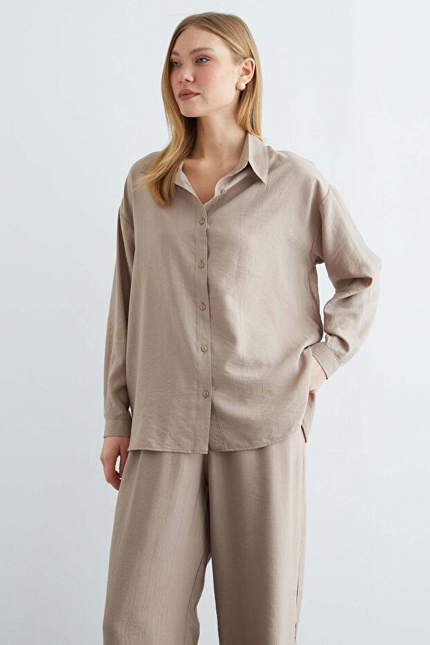 طقم مكون من قطعتين بتصميم كاجوال مع أزرار أساسية وتجاعيد - 4