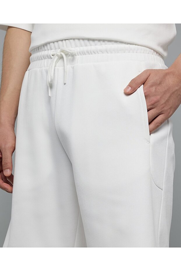 شورت رجالي بلون عاجي سادة مع رباط عند الخصر - 5