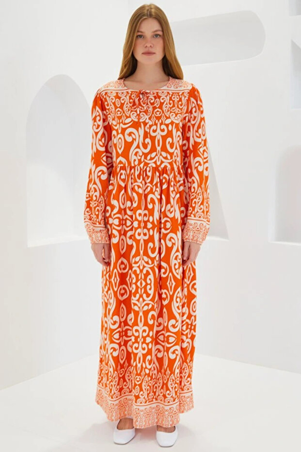 فستان طويل من الفسكوز منقوش باللون البرتقالي إكرو 1947 - 1