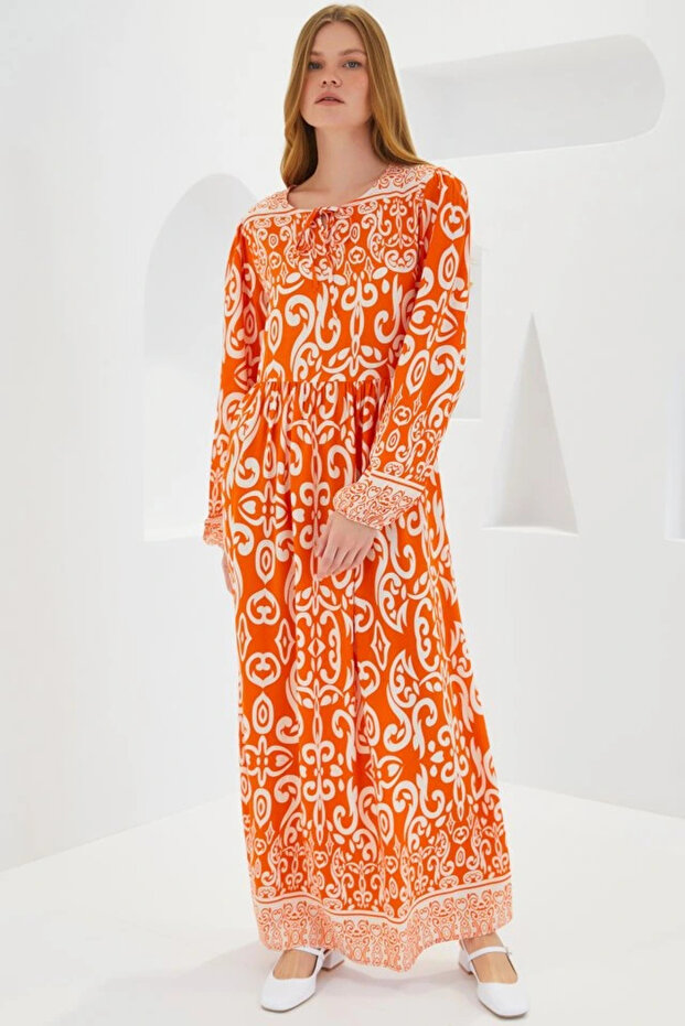 فستان طويل من الفسكوز منقوش باللون البرتقالي إكرو 1947 - 3