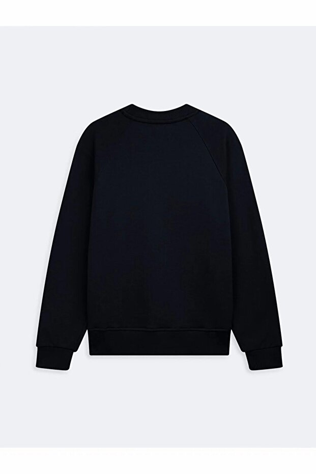 سويت شيرت أساسي بأكمام طويلة وياقة دائرية باللون الأزرق الداكن - 3