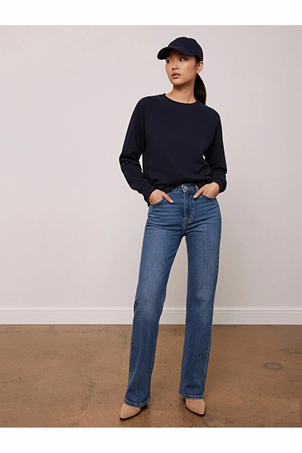 سويت شيرت أساسي بأكمام طويلة وياقة دائرية باللون الأزرق الداكن - 1