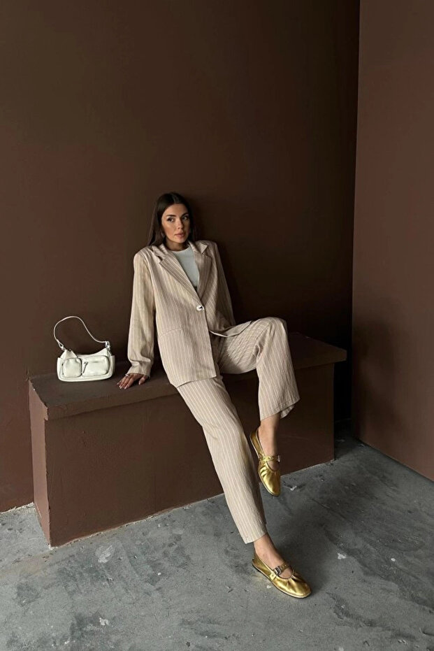 طقم جاكيت وبنطلون مخطط باللون البيج - 4